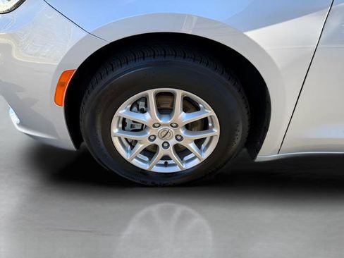 Used 2024 Chrysler Pacifica Touring-L FWD image 25