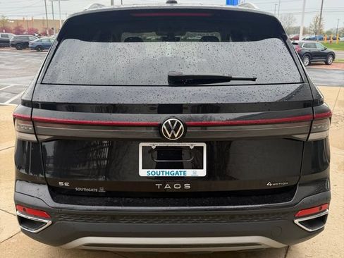 Used 2025 Volkswagen Taos SE AWD/4WD image 4