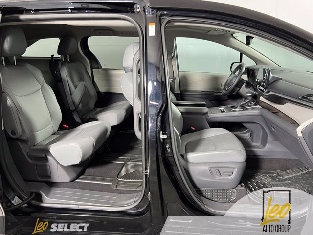 Used 2021 Toyota Sienna XLE FWD image 24