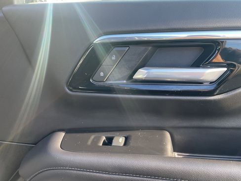 Used 2025 Chevrolet Suburban Z71 image 67