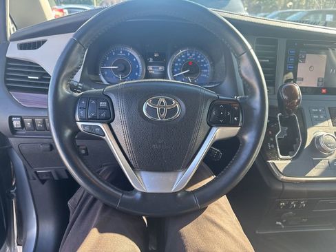 Used 2017 Toyota Sienna Limited Premium image 16