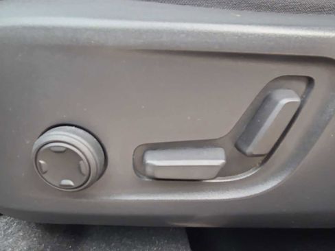 Used 2023 Volvo XC40 B4 Ultimate image 14