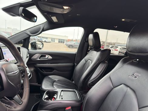 Used 2024 Chrysler Pacifica Touring-L w/ Uconnect Theater Family Group image 26