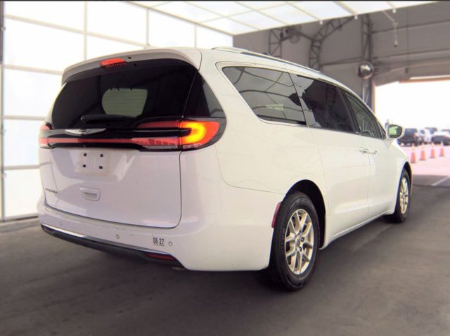 Used 2021 Chrysler Pacifica Touring-L FWD image 2
