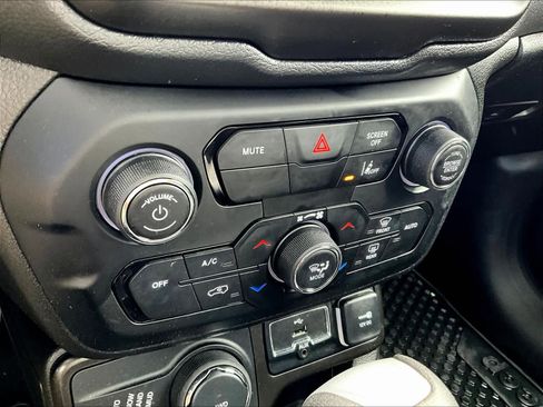 Used 2022 Jeep Renegade Latitude image 42