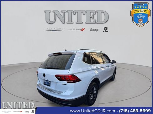 Used 2022 Volkswagen Tiguan SE w/ Panoramic Sunroof Package AWD/4WD image 2