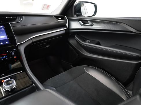 Used 2025 Jeep Grand Cherokee Altitude image 13