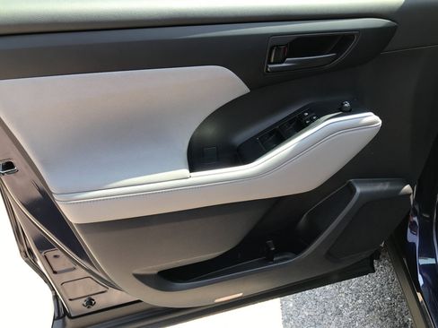 Used 2023 Toyota Highlander LE FWD image 13