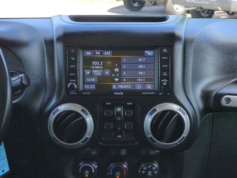 Used 2018 Jeep Wrangler Unlimited Sahara w/ Connectivity Group AWD/4WD image 17