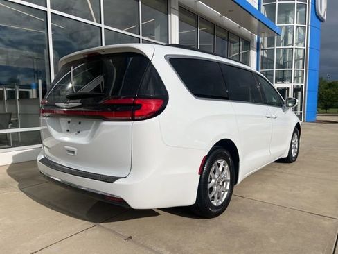 Used 2022 Chrysler Pacifica Touring-L FWD image 3