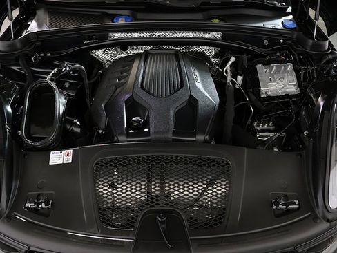 Used 2024 Porsche Macan AWD/4WD image 37