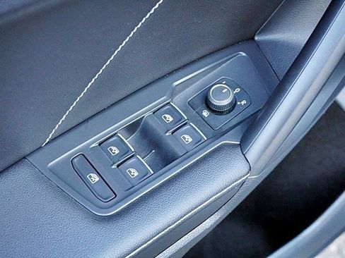 Used 2023 Volkswagen Tiguan SE R-Line image 25