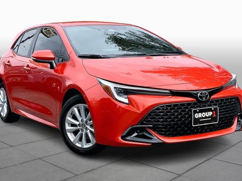 Used 2025 Toyota Corolla SE image 2