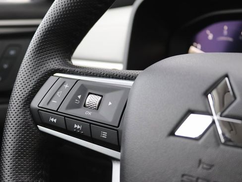 Used 2025 Mitsubishi Outlander AWD image 4