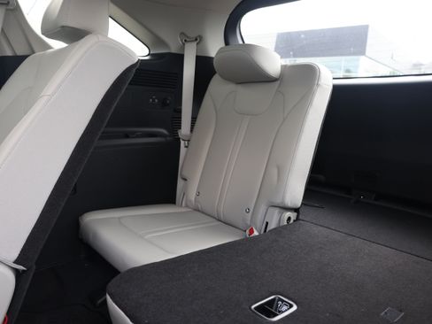 Used 2025 Kia Sorento S FWD image 16