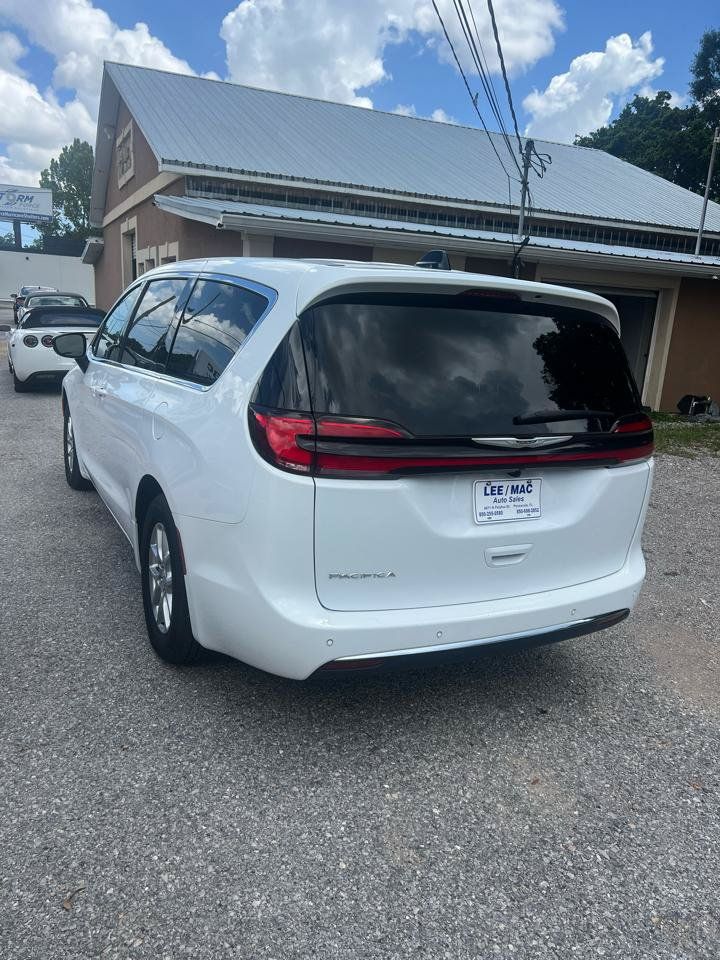 Used 2026 Chrysler Pacifica Select FWD image 4