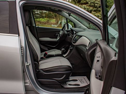 Used 2017 Chevrolet Trax LT w/ LT Convenience Package image 20