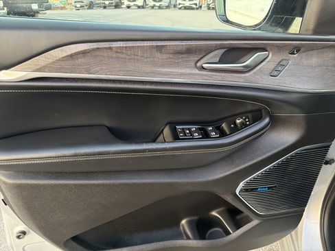 Certified 2022 Jeep Grand Cherokee Overland w/ Adv Protech Group III image 3