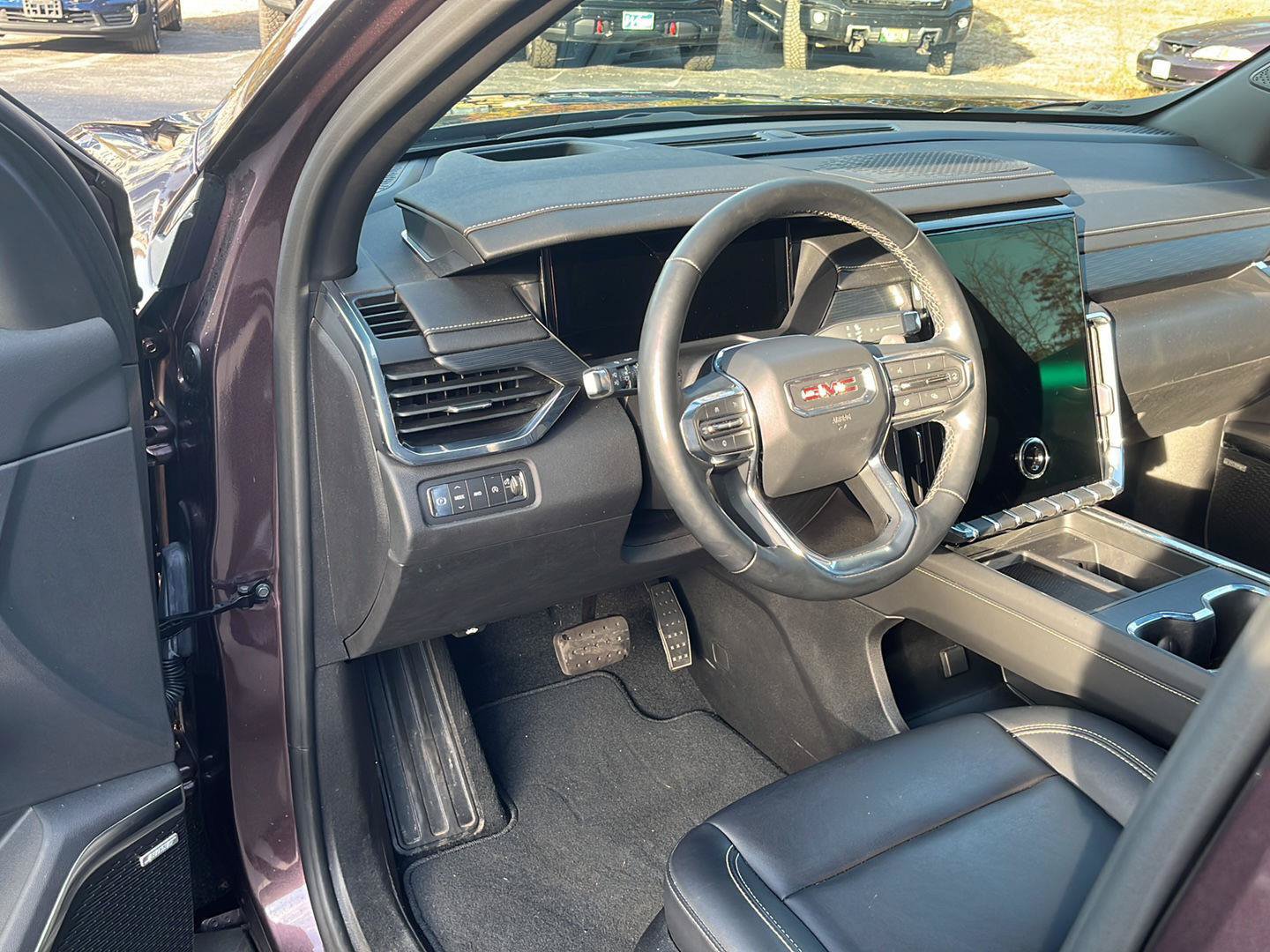 Used 2024 GMC Acadia Elevation w/ Luxury Package AWD/4WD image 12