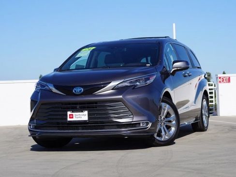 Used 2024 Toyota Sienna Platinum FWD image 4