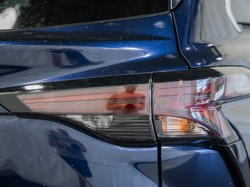 Used 2025 Toyota Sienna XLE FWD image 6