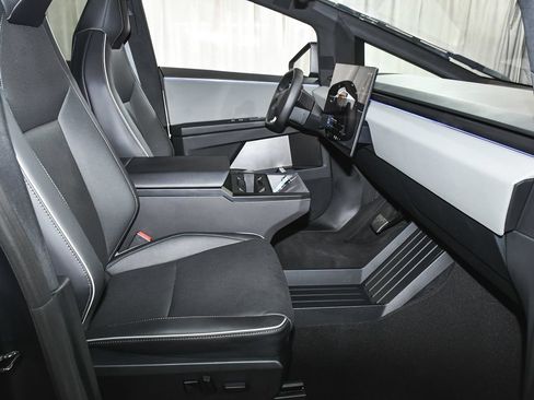 Used 2025 Tesla Cybertruck AWD Crew Cab image 61