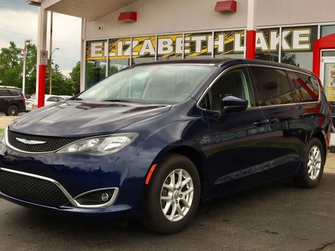 Used 2017 Chrysler Pacifica Touring FWD image 1