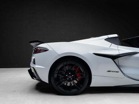 Used 2024 Chevrolet Corvette Z06 RWD image 38