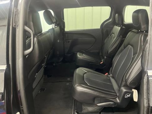 Used 2025 Chrysler Pacifica Select FWD image 15