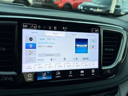 Used 2021 Chrysler Pacifica Touring w/ Cold Weather Group FWD image 23