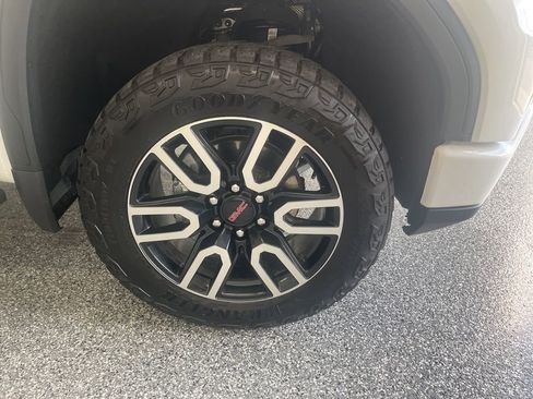 Used 2025 GMC Sierra 1500 AT4 w/ AT4 Premium Package AWD/4WD image 11