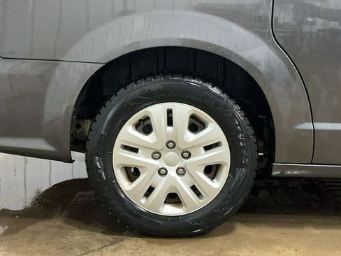 Used 2019 Dodge Grand Caravan SE w/ UConnect Hands-Free Group image 5