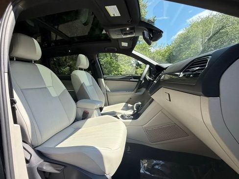 Used 2022 Volkswagen Tiguan SE R-Line image 12