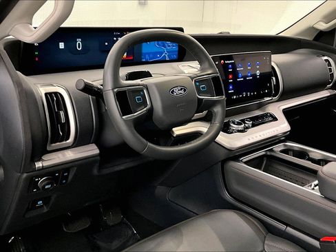 Used 2025 Ford Expedition Active AWD/4WD image 17