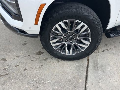 Used 2025 Chevrolet Suburban Z71 AWD/4WD image 38