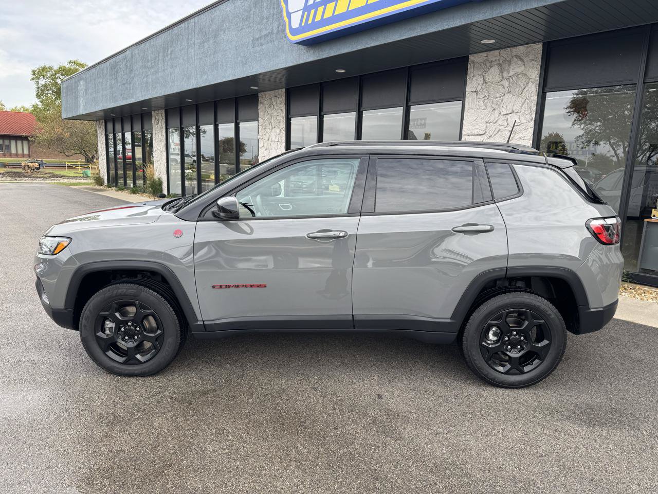 Used 2023 Jeep Compass Trailhawk AWD/4WD image 6