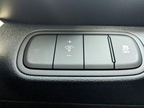 Certified 2025 Hyundai Venue SEL image 24