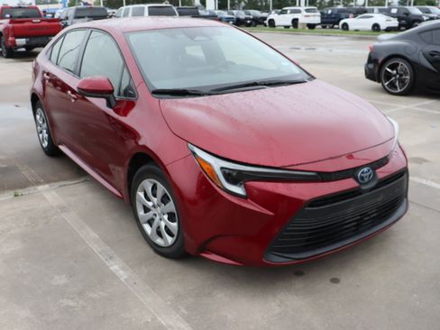Used 2024 Toyota Corolla LE FWD image 2