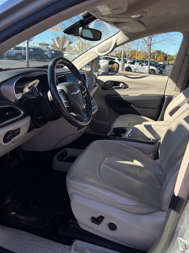 Used 2021 Chrysler Pacifica Touring-L FWD image 7