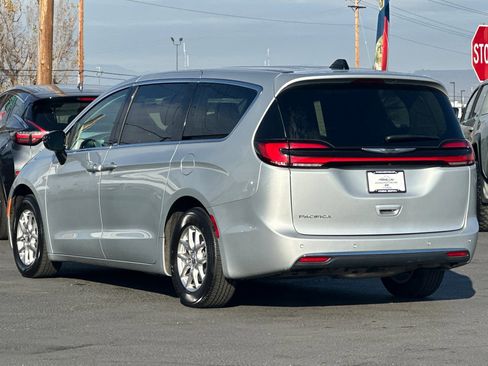 Used 2024 Chrysler Pacifica Touring-L image 6