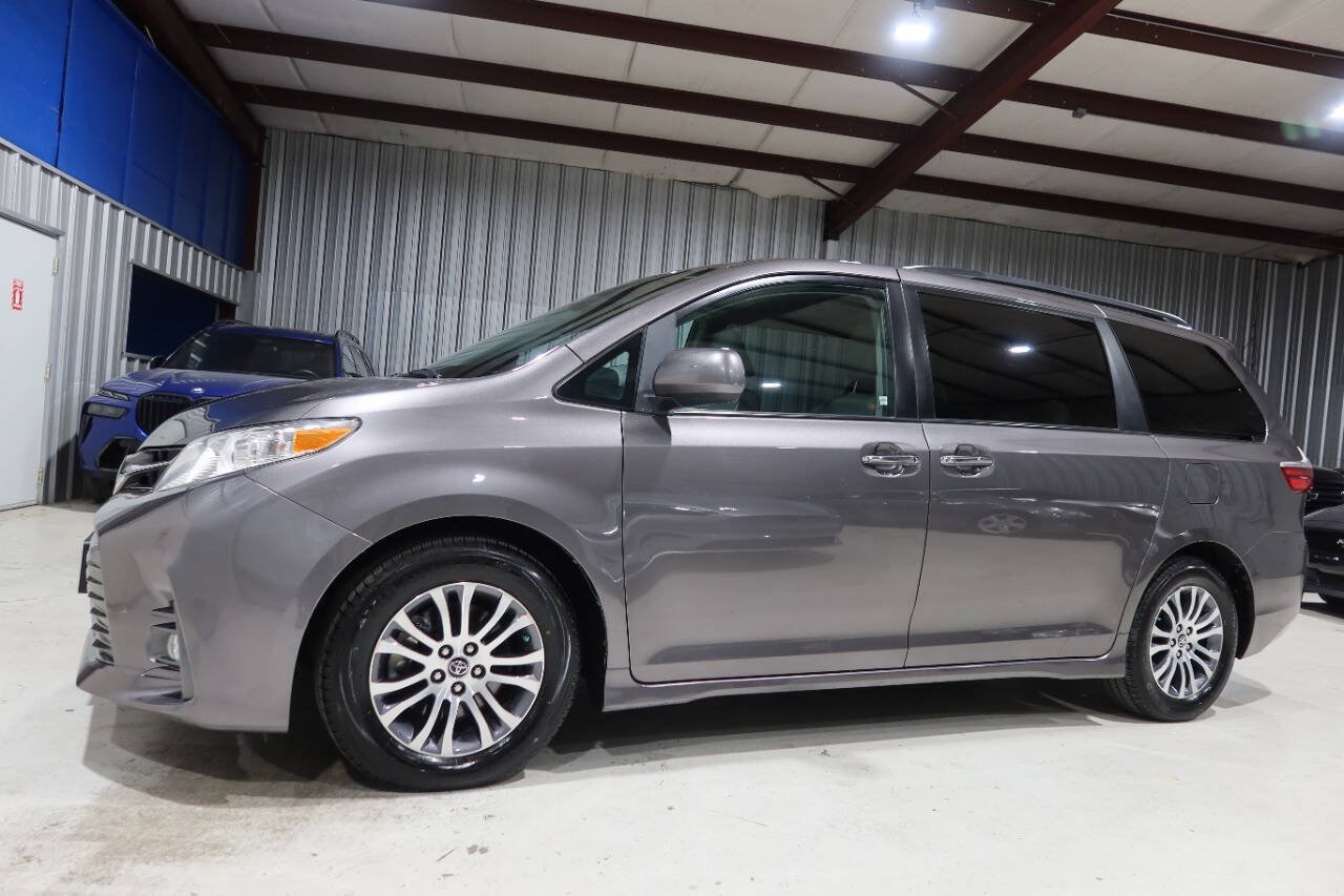 Used 2019 Toyota Sienna XLE w/ XLE Navigation Package FWD image 1
