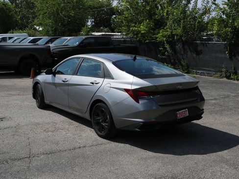 Used 2023 Hyundai Elantra SEL FWD image 3