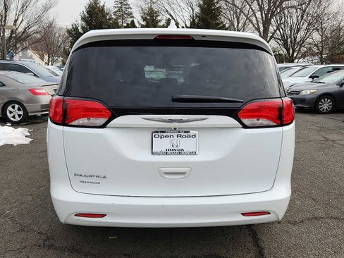 Used 2017 Chrysler Pacifica LX image 5