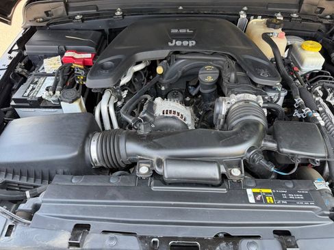 Used 2019 Jeep Wrangler Unlimited Sahara AWD/4WD image 29