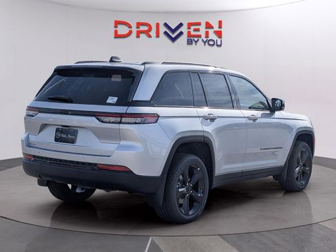 New 2025 Jeep Grand Cherokee Altitude image 8