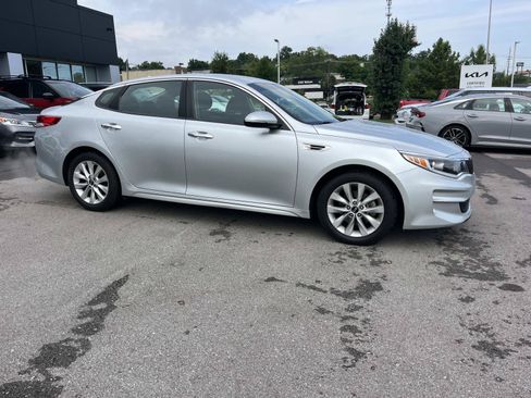 Used 2017 Kia Optima LX FWD image 2
