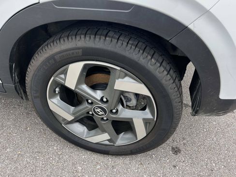 Used 2024 Hyundai Venue SEL FWD image 11