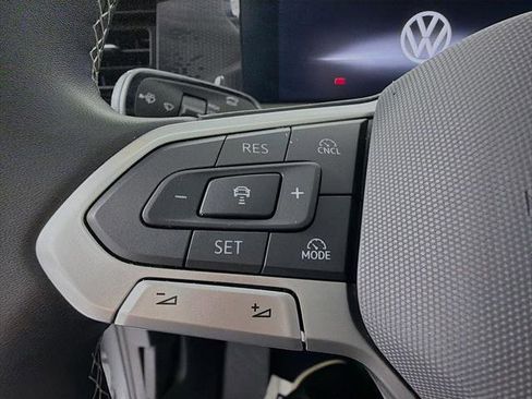 Used 2025 Volkswagen Tiguan SE AWD/4WD image 11