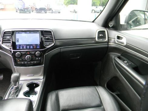 Used 2019 Jeep Grand Cherokee Limited AWD/4WD image 18