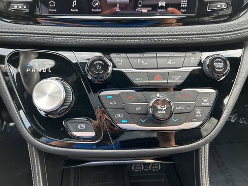 Used 2024 Chrysler Pacifica Premium FWD image 36